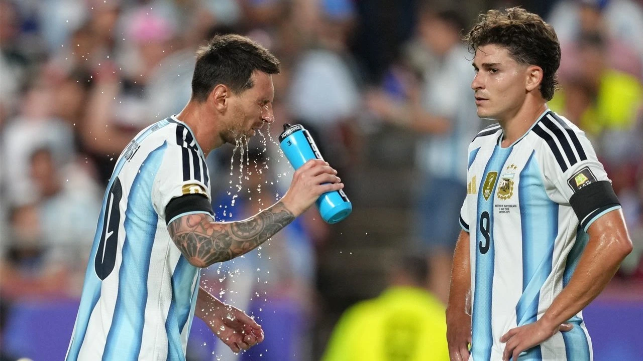 Lionel Messi dan Julian Alvarez dalam Sesi Pertandingan Krusial Argentina